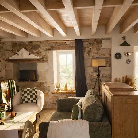 Pause Bucolique Dans Ancienne Cuisine Prieurale *